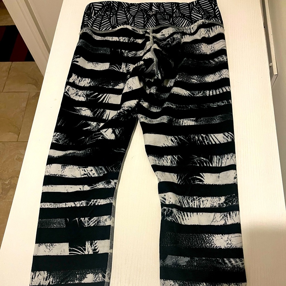 Black and white lululemon crop tights